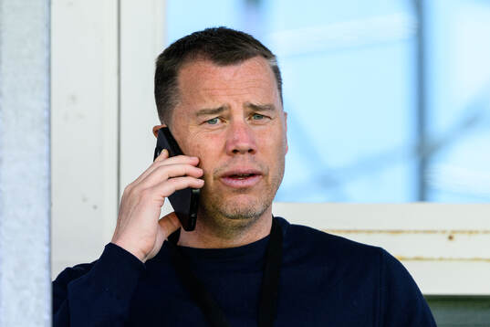 Malmö FFs fotbollschef Daniel Andersson pratar i telefon