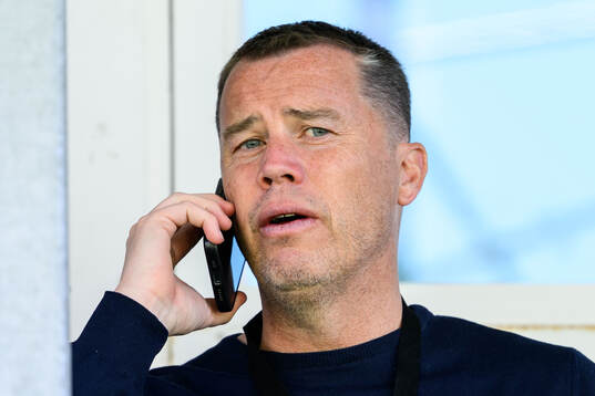 Malmö FFs fotbollschef Daniel Andersson pratar i telefon