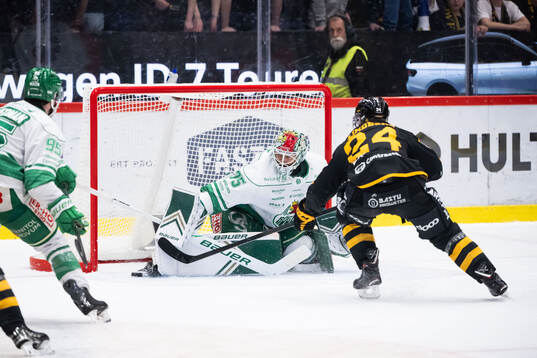Skellefteås Oscar Lindberg gör 1-2 bakom Rögles målvakt