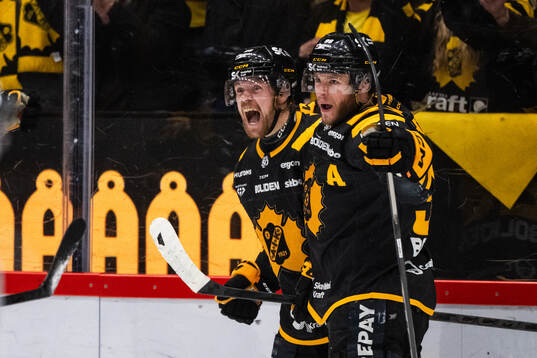 Skellefteås Mikkel Aagaard och Rickard Hugg jublar