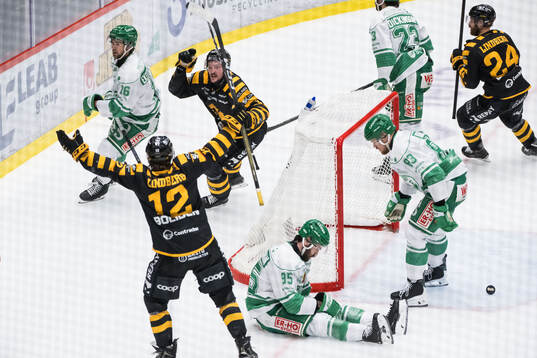 Skellefteås Oliver Okuliar jublar medan Rögles Mark