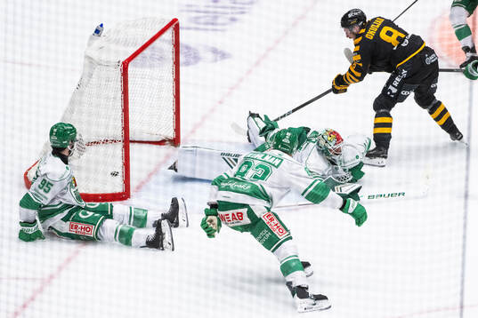 Skellefteås Oliver Okuliar gör 4-2 bakom Rögles målvakt