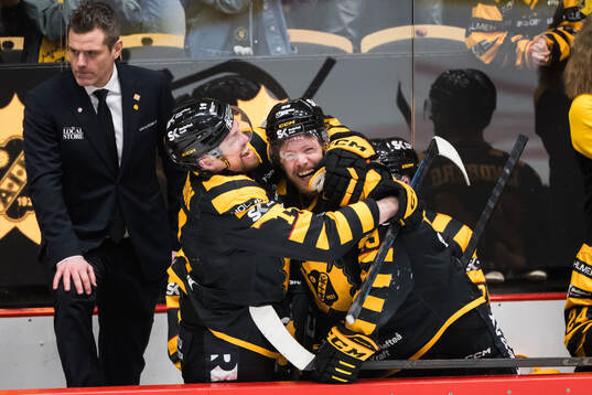 Skellefteås Andreas Johnson och Mikkel Aagaard jublar