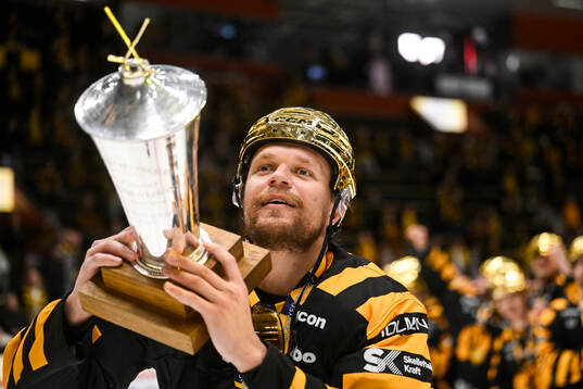 Skellefteås Måns Forsfjäll jublar med pokalen