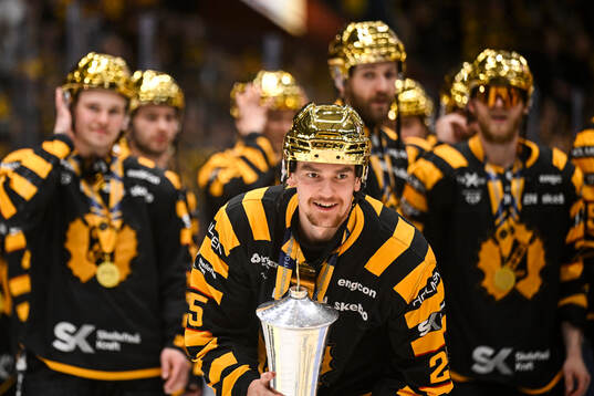 Skellefteås Pontus Johansson jublar med pokalen