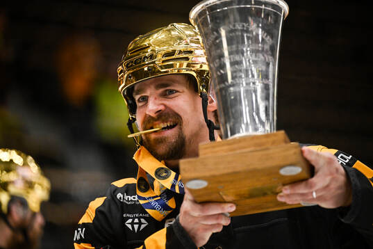Skellefteås Emil Djuse jublar med pokalen