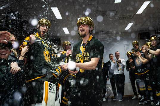Skellefteås Andreas Johnson sprutar champagne i