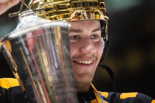 Skellefteås Valter Lindberg jublar med pokalen