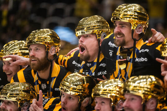 Skellefteås Andreas Johnson jublar med lagkamrater