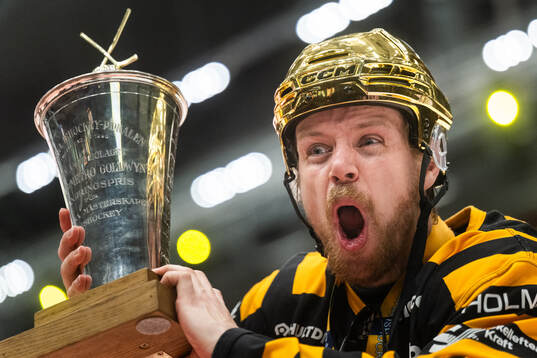 Skellefteås Mikkel Aagaard jublar med pokalen