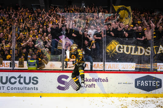 Skellefteås Max Krogdahl jublar med pokalen