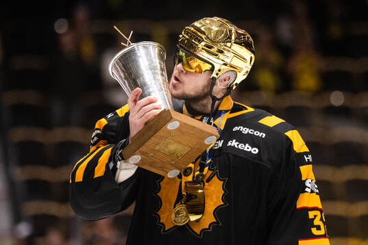 Skellefteås målvakt Linus Söderström jublar med pokalen