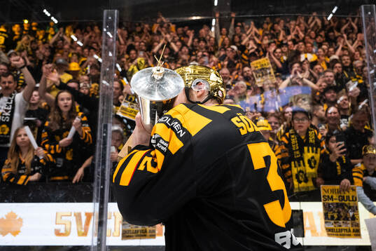 Skellefteås målvakt Linus Söderström jublar med pokal
