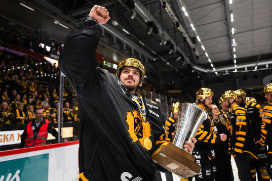 Skellefteås målvakt Strauss Mann jublar med pokalen