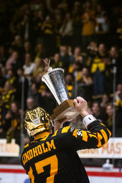 Skellefteås Pär Lindholm jublar med pokalen