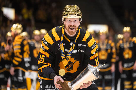 Skellefteås Lars Bryggman jublar med pokalen