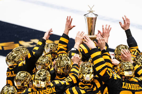 Skellefteås spelare jublar med pokalen