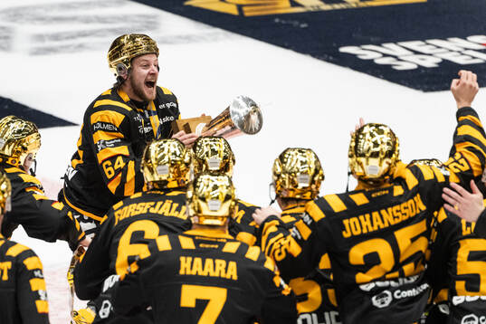 Skellefteås Jonathan Pudas jublar med pokalen