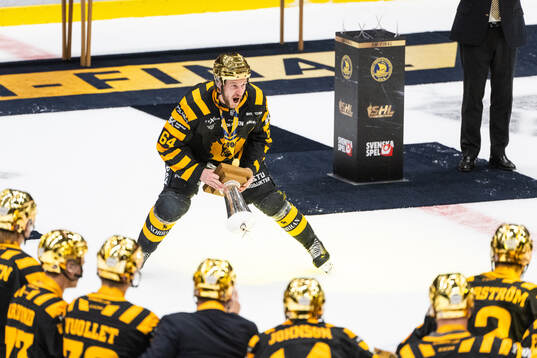 Skellefteås Jonathan Pudas jublar med pokalen