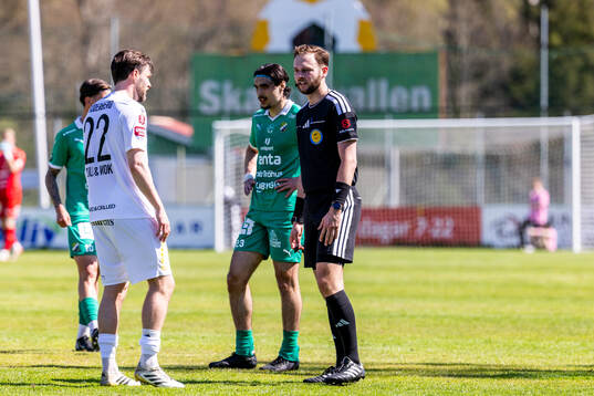 Nordic Uniteds Niklas Söderberg pratar med domaren Max
