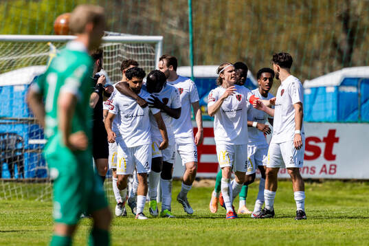 Nordic Uniteds Aziz Harabi jublar med lagkamrater