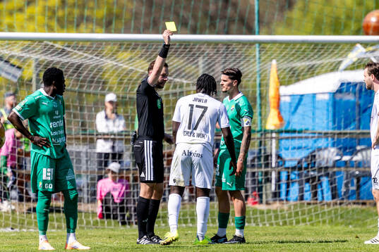Domare Max Persson gerNordic Uniteds Kalipha Jawla gult kort