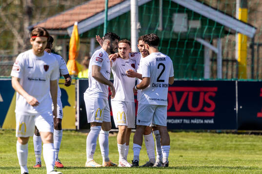Nordic Uniteds Aziz Harabi har gjort 0-1 och jublar , jubel