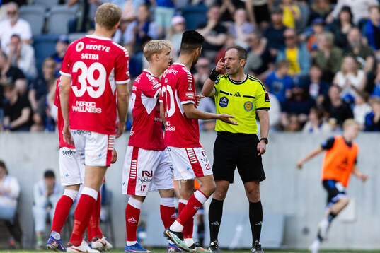 Domare Richard Sundell diskuterar med Kalmars spelare