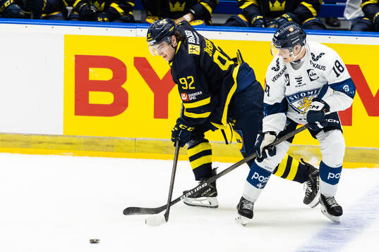 Liam Öhgren of Sweden and Vili Saarijärvi of Finland