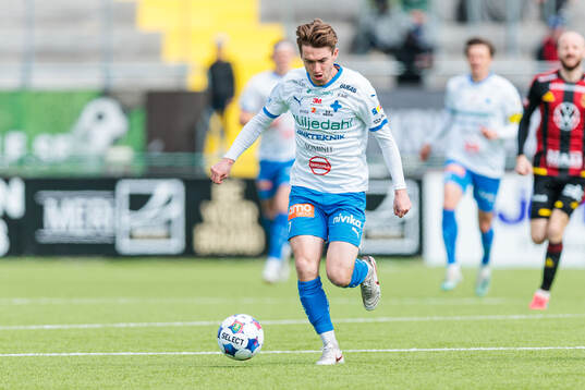 IFK Värnamos Carl Johansson nder fotbollsmatchen i