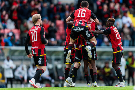 i260503 Östersunds Abel Stensrud jublar med lagkamrater