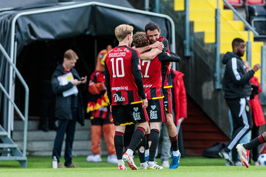 Östersunds Amar Begic och Curtis Edwards jublar