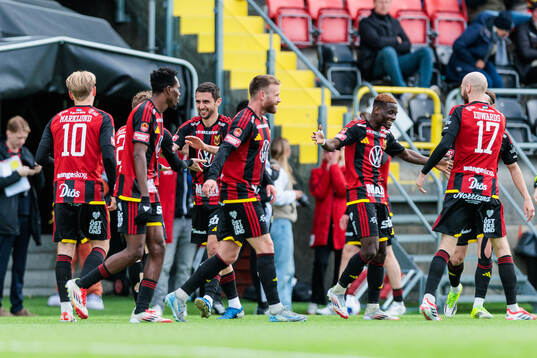 Östersunds Amar Begic jublar med lagkamrater