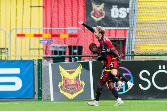 Östersunds Yannick Adjoumani och Simon Marklund jublar