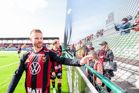 Östersunds Dennis Widgren tackar fansen eftet