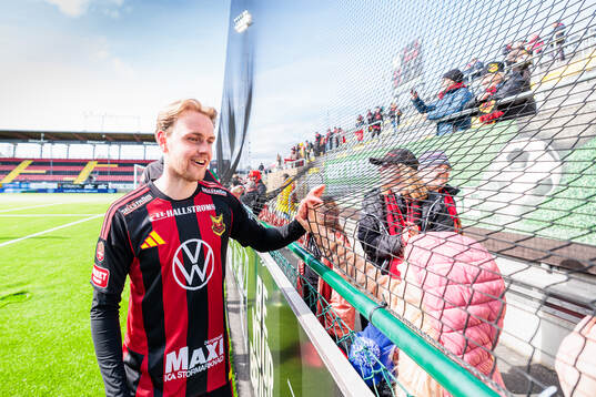 Östersunds Simon Marklund tackar fansen