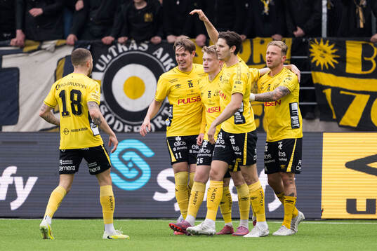Elfsborgs Ari Sigurpálsson jublar med Taylor Silverholt