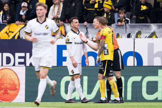 Domare Oscar Johnson i samtal med AIKs Áron Csongvai och