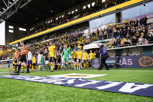 Lagen kommer in på arenan