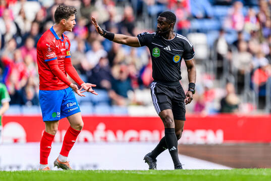 Helsingborgs Max Svensson och Domare Fredrik Oppong