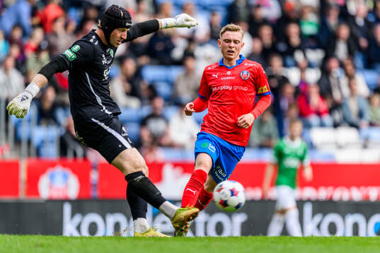 Brages målvakt Viktor Frodig och Helsingborgs Jonathan