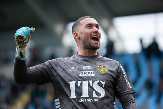 GAIS målvakt Mergim Krasniqi jublar framför klacken