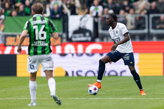 uÖrgrytes Michael Parker nder fotbollsmatchen i