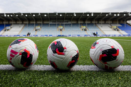 Fotbollar på Norrköpings Idrottspark