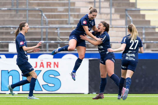 Eskilstuna United DFFs Bella Sember jublar med lagkamrater