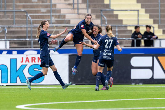 Eskilstuna United DFFs Bella Sember jublar med lagkamrater