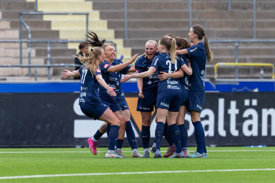 Eskilstuna United DFFs spelare jublar