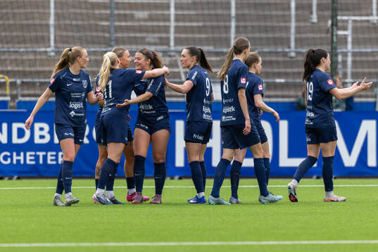 Eskilstuna United DFFs spelare jublar