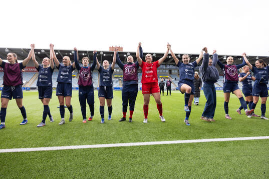 Eskilstuna United DFFs spelare jublar