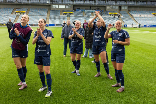 Eskilstuna United DFFs spelare jublar